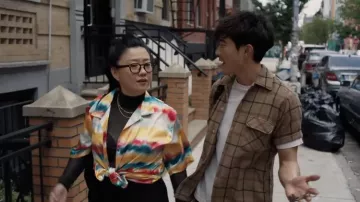 Chemise en satin colorée portée par Alice (Sherry Cola) dans Lacunes