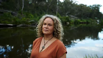 Collar usado por Twig (Leah Purcell) como se ve en la serie de televisión The Lost Flowers of Alice Hart (Temporada 1)