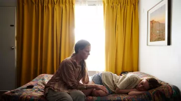 Chemise rayée portée par June Hart (Sigourney Weaver) comme on le voit dans Les Fleurs perdues d’Alice Hart (saison 1)