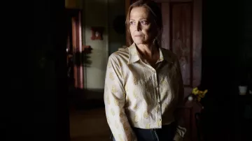 Chemise imprimée portée par June Hart (Sigourney Weaver) vue dans la série télévisée The Lost Flowers of Alice Hart (saison 1)