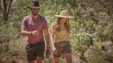 Chapeau d’été porté par Alice Hart (Alycia Debnam Carey) comme on le voit dans Les Fleurs perdues d’Alice Hart (saison 1)
