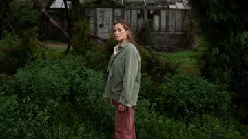 Veste vert olive portée par June Hart (Sigourney Weaver) vue dans The Lost Flowers of Alice Hart (saison 1)