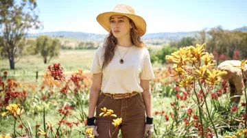 Ceinture portée par Alice Hart (Alycia Debnam Carey) vue dans The Lost Flowers of Alice Hart (saison 1)