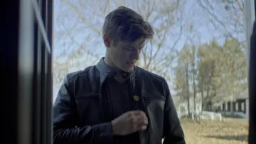 Veste en cuir portée par Sam Alexander (Lucas Till) vue dans The Collective