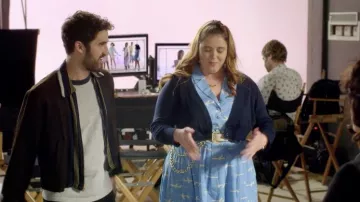 Manteau à fermeture éclair marron porté par Pierce (Darren Criss) dans la série télévisée Royalties (S01E03)