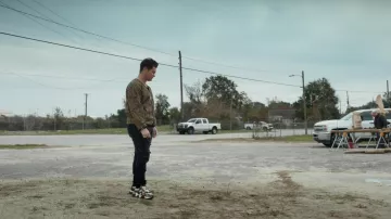 Moschino Leopard Print Sneakers usadas por Kelvin Gemstone (Adam DeVine) como se ve en The Righteous Gemstones (S03E06)