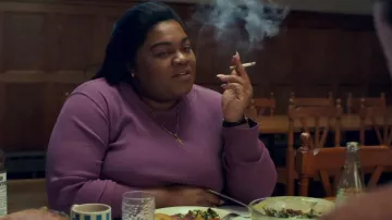 Pull rose porté par Mary (Da’Vine Joy Randolph) comme on le voit dans le film The Holdovers