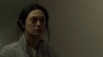 Pull zippé en polaire porté par Rose (Marin Ireland) vu à la naissance / renaissance