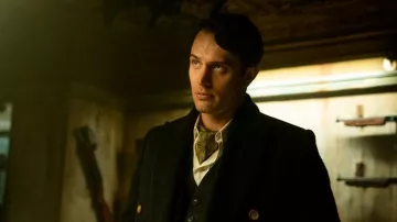 Foulard porté par le jeune Winston Scott (Colin Woodell) vu dans la série télévisée The Continental: From the World of John Wick (saison 1)