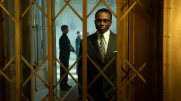 Cravate imprimée portée par Charon (Ayomide Adegun) vue dans The Continental: From the World of John Wick (Saison 1)