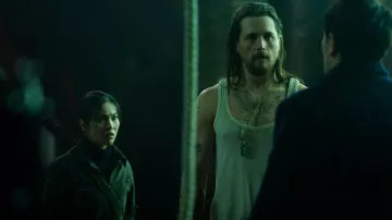 Manteau de tranchée porté par Yen (Nhung Kate) comme on le voit dans la série télévisée The Continental: From the World of John Wick (saison 1)