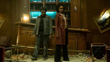 Manteau en cuir marron porté par Lou (Jessica Allain) vu dans The Continental: From the World of John Wick (saison 1)