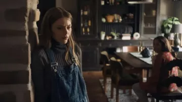 Combinaison en denim portée par Anna (Grace Van Dien) comme on le voit dans What Comes Around