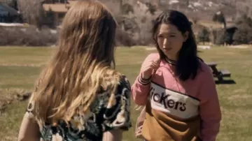 Suéter Kickers usado por Brit (Reina Hardesty) como se ve en What Comes Around