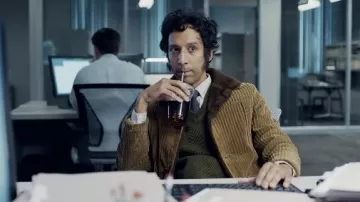 Chaqueta de pana usada por Rakesh (Danny Pudi) como se ve en la película Corner Office