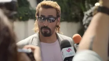 Les lunettes de soleil portées par François Sentinelle (Jonathan Cohen) dans le film Sentinelle