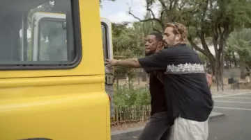 La chemise noire à fleurs portée par François Sentinelle (Jonathan Cohen) dans le film Sentinelle