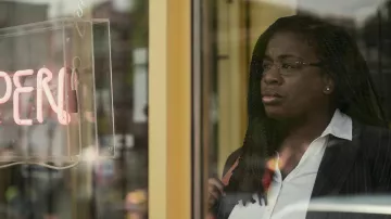 Lunettes portées par Edie (Uzo Aduba) comme on le voit dans la série télévisée Painkiller (saison 1)