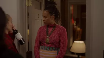Collier pendentif médaille d’or porté par le Dr Nya Wallace (Karen Pittman) comme on le voit dans And Just Like That... (S02E06)