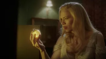 Nitramène utilisé par Peggy Carter (Hayley Atwell) dans la série télévisée Agent Carter de Marvel (saison 1, épisode 1)