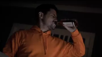 Sweat à capuche orange porté par Adam Ellis (Augustus Prew) comme on le voit dans le film Dear David