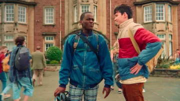 La chaqueta vaquera azul usada por Eric Effiong (Ncuti Gatwa) en la serie Sex Education (Temporada 1 Episodio 1)