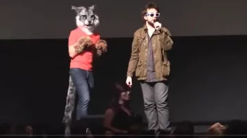 La chaqueta marrón usada por Antoine Daniel en el video de YouTube The Cringe conference - Antoine Daniel Best Of