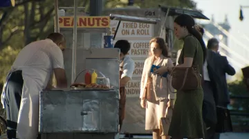 Sac à main en cuir porté par Candy (Emmy Rossum) vu dans The Crowded Room (S01E09)