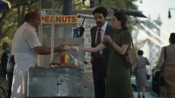 Ensemble pull et jupe verts portés par Candy (Emmy Rossum) comme on le voit dans The Crowded Room (S01E09)