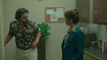 Chemise à imprimé floral portée par Doug (Jake Johnson) comme on le voit dans Minx (S02E01)