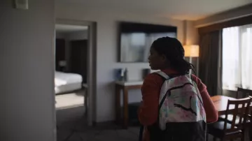 Sac à dos Puma porté par Natalia (Adia) comme on le voit dans Full Circle (S01E04)