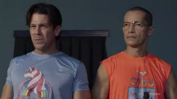 Débardeur 'I Love Cebu' porté par Ernesto Alamares (Arthur Acuña) vu dans Almost Paradise (S02E02)