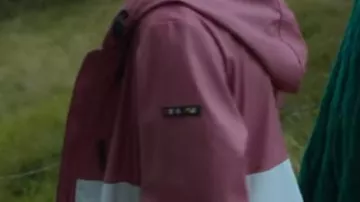 Imperméable de Valeria (Diana Gómez) dans Valeria (S03E06)