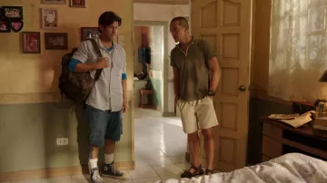 Polo vert olive porté par Ernesto Alamares (Arthur Acuña) vu dans Almost Paradise (S02E04)