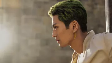 Boucles d’oreilles en or portées par Roronoa Zoro (Mackenyu) comme on le voit dans One Piece (Saison 1)