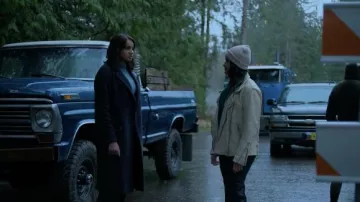 Veste en cuir blanc portée par Thelma Bearkiller (Olivia Lucas) dans la mère patrie: Fort Salem (S03E08)