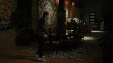 Baskets Fred Perry portées par Skender Lulgjuraj (Alexander Pobutsky) dans Justified: City Primeval (S01E03)