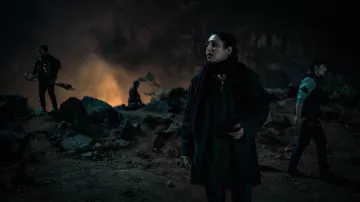 Manteau porté par Aneesha Malik (Golshifteh Farahani) comme on le voit dans la série télévisée Invasion (saison 2)