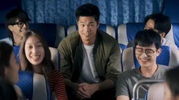 Chaqueta bomber usada por Rick Woo (Ross Butler) como se ve en la película Love In Taipei