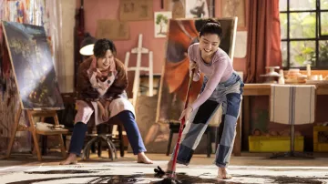 Pantalon en jean patchwork porté par Ever Wong (Ashley Liao) vu dans Love In Taipei