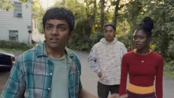 Top corto rojo de manga larga usado por Cass (Imani Lewis) como se ve en la película Miguel Wants to Fight