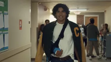 Veste d’école universitaire portée par Adrian (Jordyn Owens) comme on le voit dans Miguel Wants to Fight