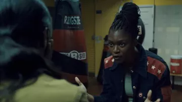 Chaqueta usada por Cass (Imani Lewis) como se ve en Miguel Wants to Fight