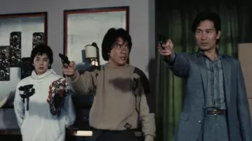 Sweat-shirt BRITT porté par Chan Ka Kui (Jackie Chan) dans Police Story