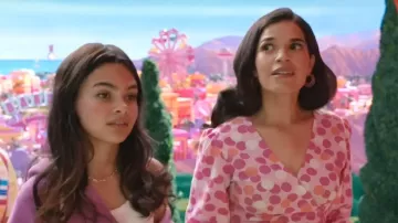 Chemisier rose à pois porté par Gloria (America Ferrera) dans le film Barbie