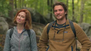 Veste imprimée zippée portée par Helen (Ellie Kemper) comme on le voit dans Happiness for Beginners