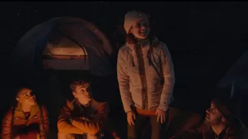 Veste polaire KUHL portée par Helen (Ellie Kemper) comme on le voit dans Happiness for Beginners
