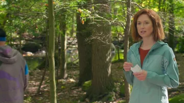 Veste Fjallraven portée par Helen (Ellie Kemper) dans Happiness for Beginners