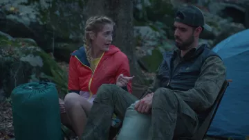Veste rouge Cotopaxi portée par Kaylee (Gus Birney) comme on le voit dans Happiness for Beginners