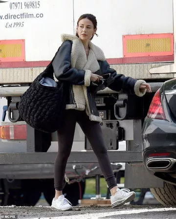 Veste en cuir shearling portée par Michelle Keegan sur le tournage du drame Netflix Fool Me Once dans le Cheshire au Royaume-Uni